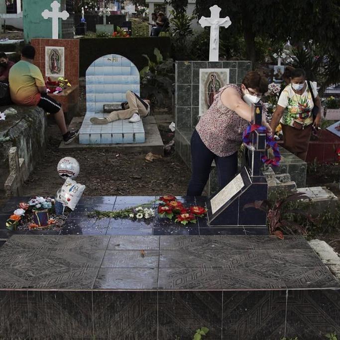 El Salvador fights gangs by destroying members' tombstones